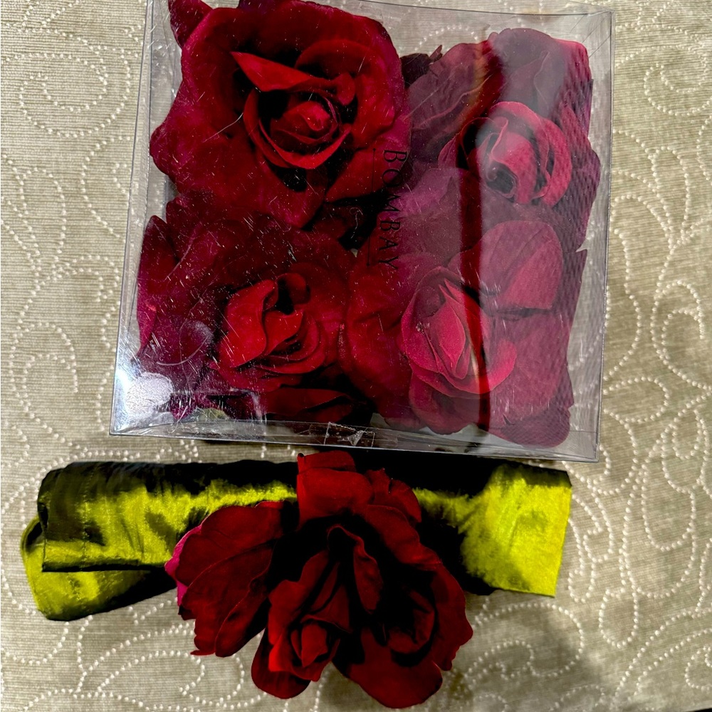 Set of 5 green napkins and rose napkin ring. New in box